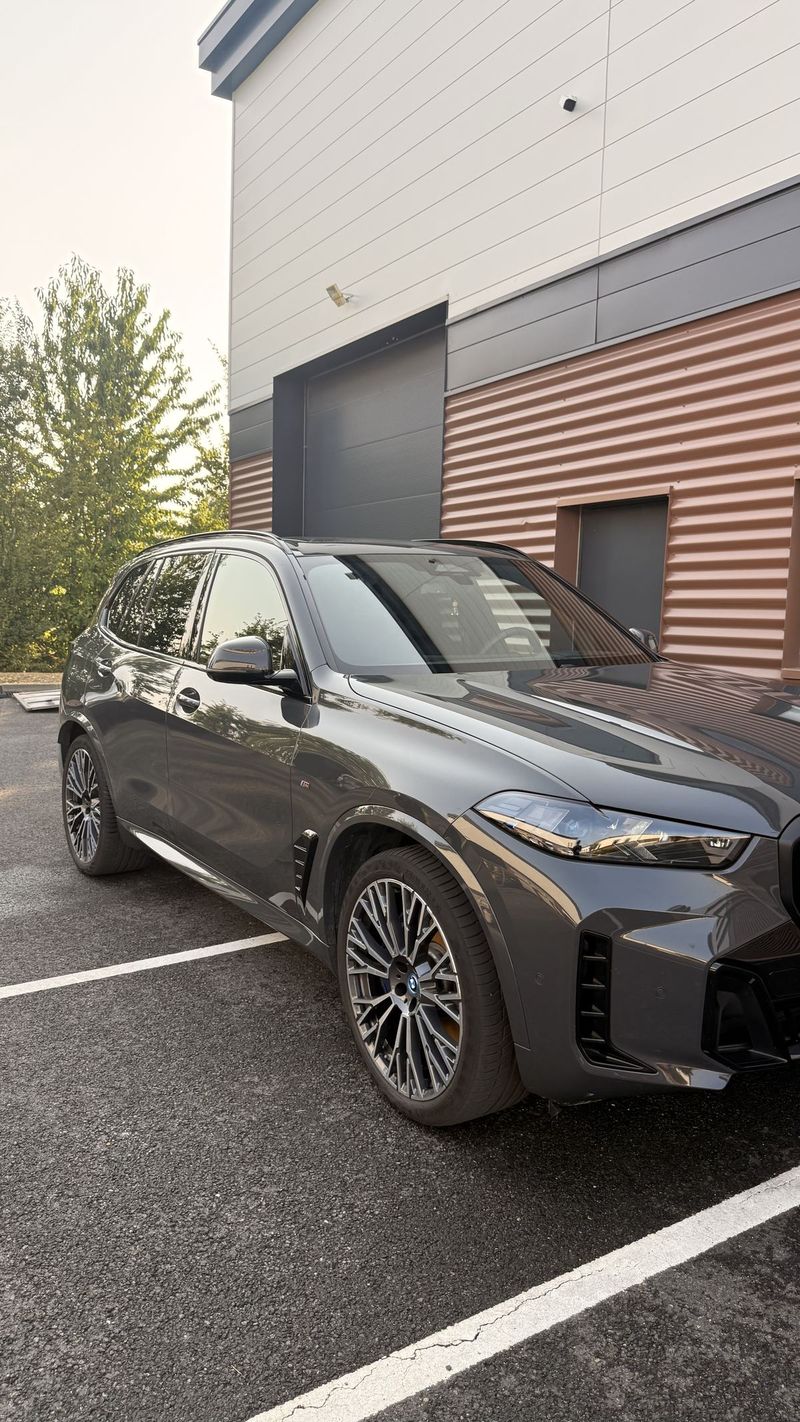 BMW X5 gris carrosserie lavée à la main par Care
