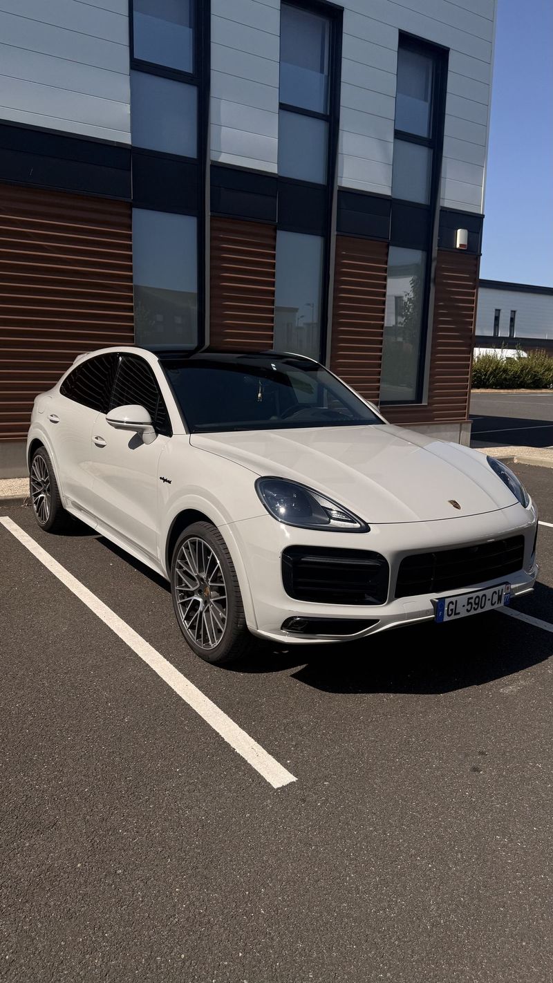 Porsche Cayenne Coupé blanche lavée à la main par Care