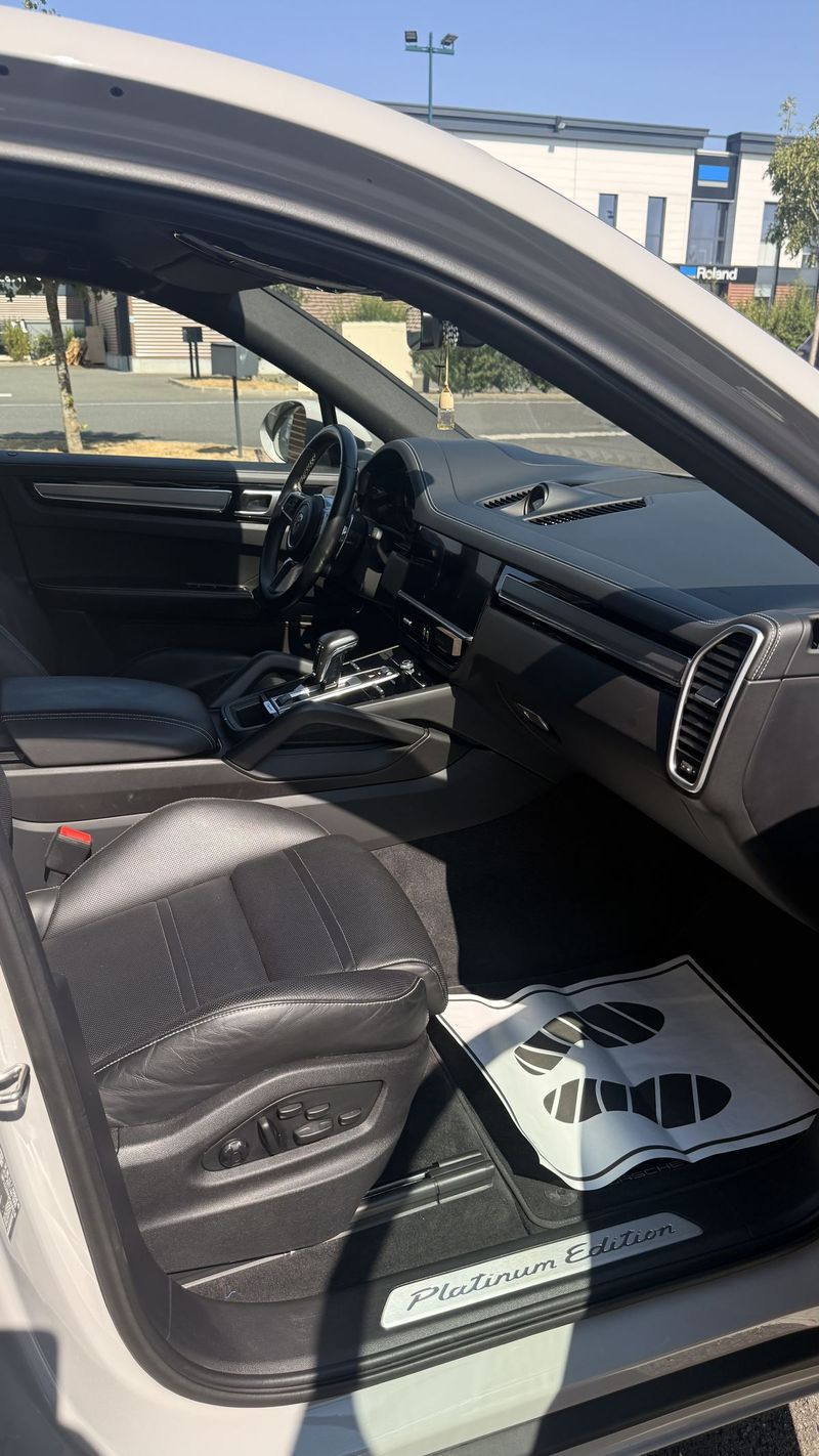 Intérieur Porsche Cayenne Platinum Edition après prestation Care