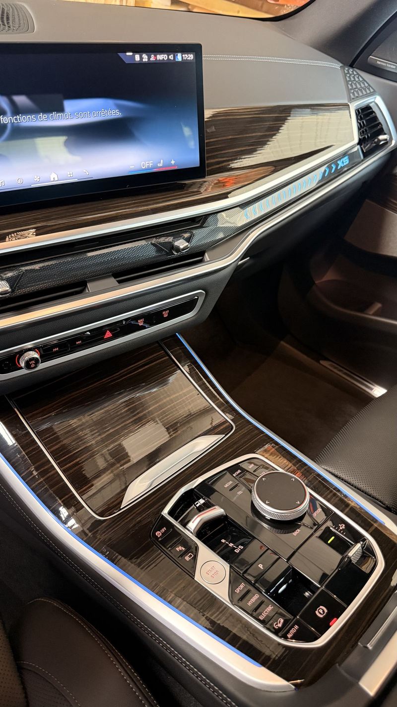 Console centrale bois laqué BMW X5 nettoyée sans traces