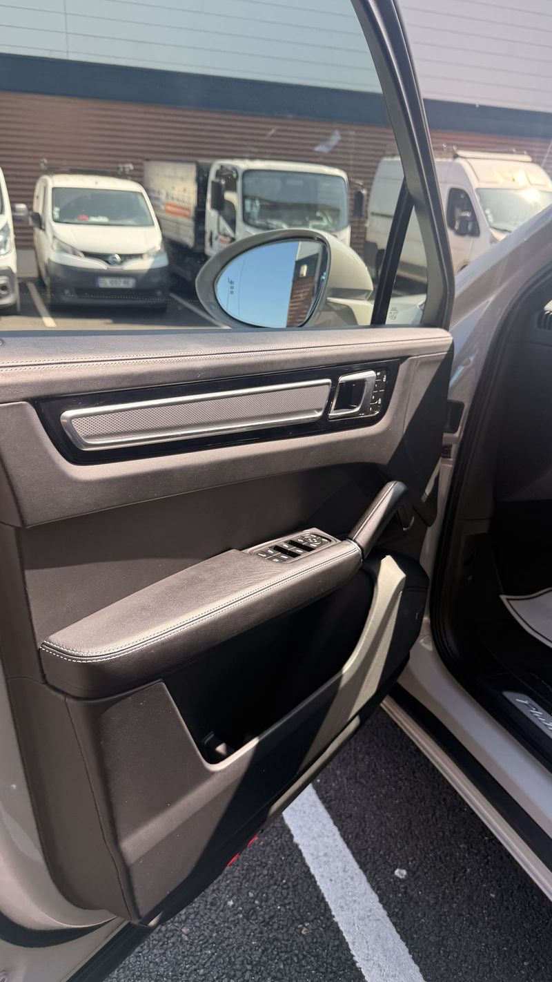 Contre-porte cuir Porsche Cayenne nettoyée en détail
