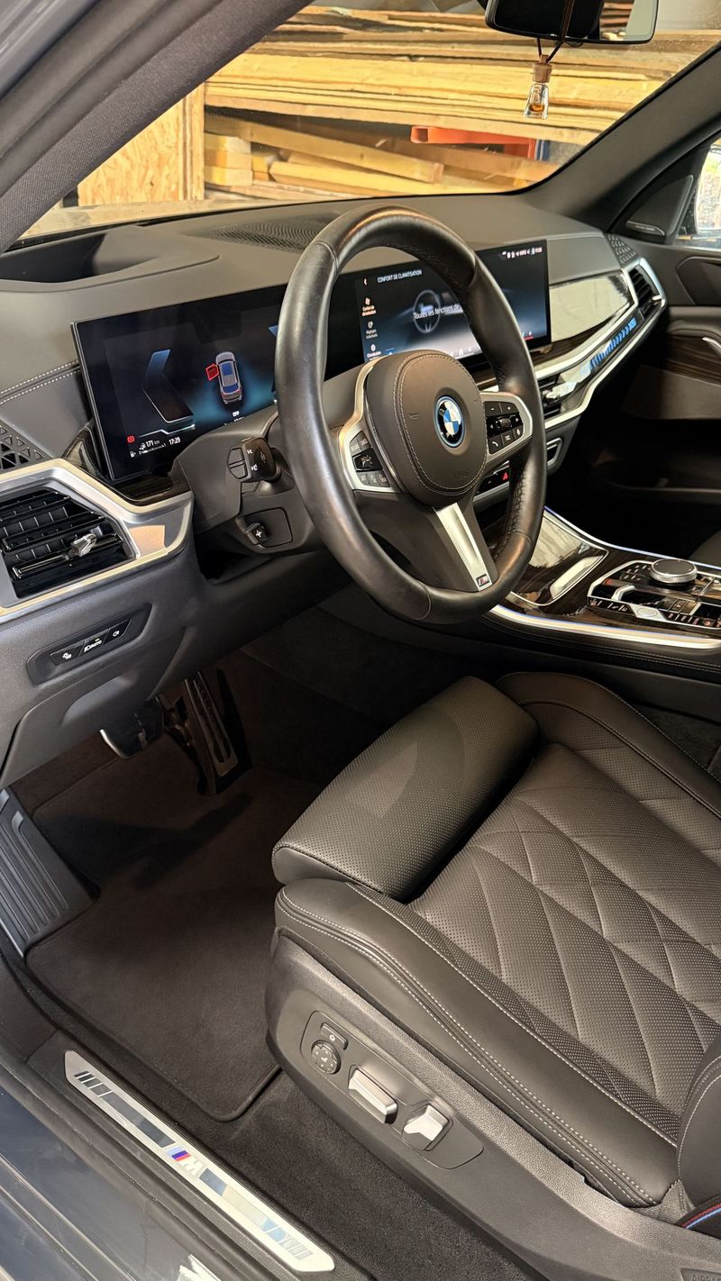 Poste de conduite BMW X5 après nettoyage intérieur complet