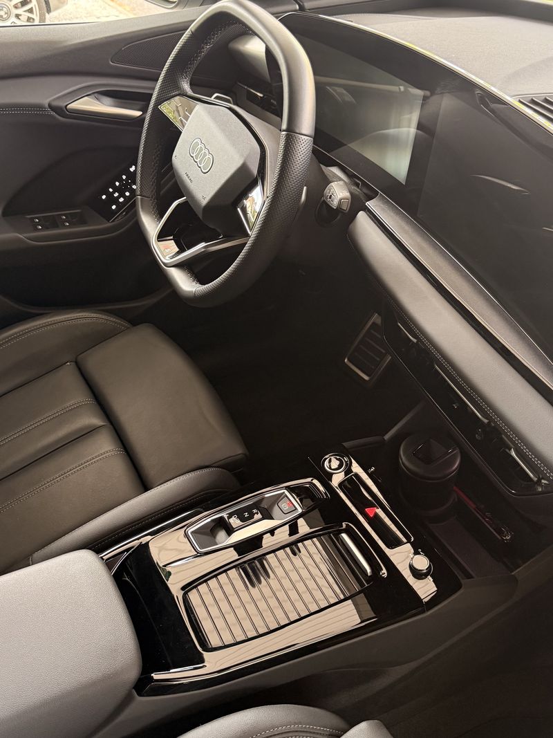Tableau de bord et console Audi Q6 nettoyés par Care